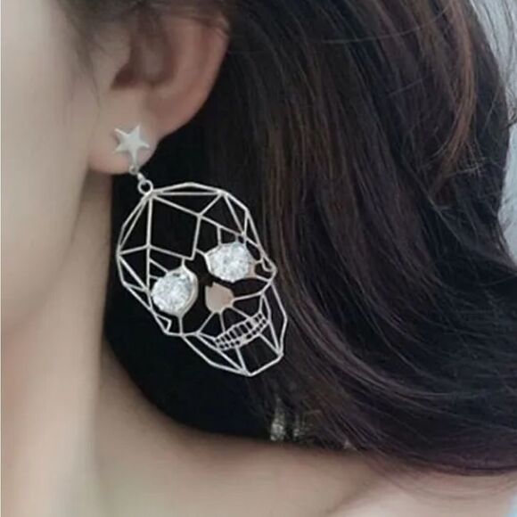🔥💀🔥NWT Silver skull earrings with faux diamond sparkle eyes. - Picture 3 of 9